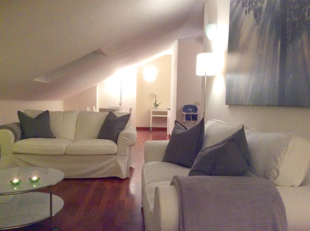 Apartment La Mansarda アルバ 部屋 写真